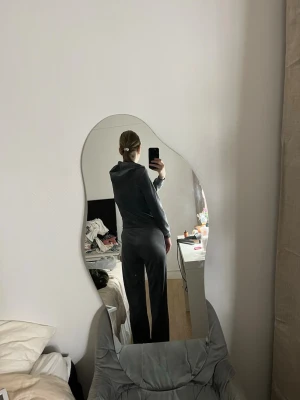 Grå velour loungewear set med hoodie - Mysigt loungewear set i mjuk grå velour från Gina tricot med matchande hoodie och byxor. Hoodien har luva och långa ärmar, byxorna är raka och har avslappnad passform. 