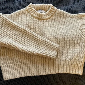 Krämvit stickad tröja med ribbad struktur - Krämvit stickad tröja från Bershka