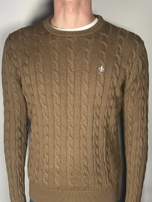 Kabelstickad Morris tröja  - Säljer en riktigt snygg och trendig Kabelstickad Morris tröja i fint skick, storlek M, vid frågor är det bara att skriva //Gramenti