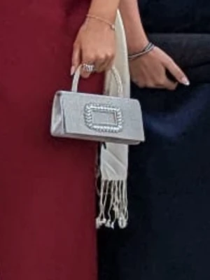 Såååå fin balväska - Säljer en så fin glittrig silverfärgad kuvertväska med rektangulär form och handtag. Väskan är täckt av små strass och har en stor dekorativ rektangel av större kristaller på framsidan. Denna är perfekt till speciella tillfällen, t.ex vid en bal! Ingår även extra strasstenar om någon skulle försvinna! Endast använd 1 gång och skicket är som nytt! Priset kan diskuteras och jag postar fort!❤️ Bara att skriva vid frågor eller funderingar!