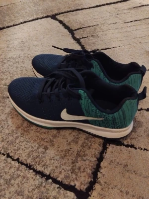 Nike  - Släjer min nike skor det är small för mig. Jag använder den några månads den är fortfarande fresh 