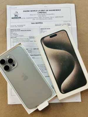 Apple iPhone 15 Pro max Silver - Säljer en Apple iPhone 15 Pro i snygg silverfärg. Telefonen har elegant design med rundade kanter, tre kameror på baksidan och tillverkad i tåligt glas och metall. Perfekt för dig som vill ha en modern och kraftfull smartphone med premiumkänsla.