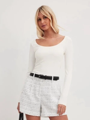 Vit långärmad topp från NA-KD - Snygg vit långärmad topp från NA-KD med rundad ringning. Toppen är figurnära, perfekt att styla med både jeans och kjol. Enkel och stilren design som passar till många looks. Fint skick, har dock ett litet hål (kolla bild). Inget som man lägger märke till, lätt att täcka över.