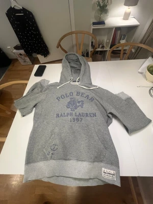 Ralph Lauren hoodie - Säljer denna snygga Ralph lauren  hoodien i S då den inte kommer till användning längre och behöver pengarna. Modellen är 186 och väger 70 kg. Priset inte hugget i sten