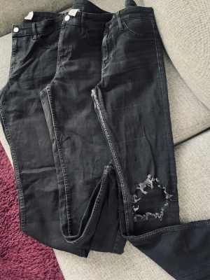 3 par jeans - Använda, något urtvättade men fortfarande snygga. 28 tum, motsvarar storlek 36/38 S