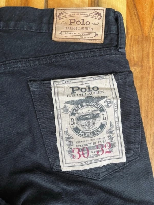 Ralph lauren jeans - Ralph lauren jeans i storlek w30, har en cool vintage lapp på bakfickan, kom gärna med bud!