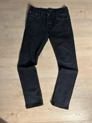 Svarta Nudie Grim Tims Jeans - Fina Nudie Jeans i svart färg. Jeansen är i mycket bra skick och sparsamt använda. ~  Äkta som allt annat jag säljer! ✅|  Storlek: W31 L32 | Skick: Mycket Bra Skick | Färg: Svart | Märke: Nudie ~ Modell: Jeans |  Hör gärna av dig vid frågor så svarar jag så fort jag kan! 😁|   