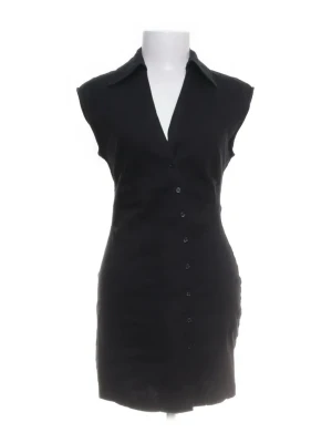 Svart kortärmad skjortklänning - Stilren svart skjortklänning med korta ärmar och knappar framtill. Klänningen har klassisk krage och figurnära passform, perfekt för en trendig look. Köpt vintage men aldrig använd, behöver strykas men annars bra skick 💞strl S men passar nog även M