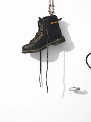 Svarta kängor från Conteyner - Säljer ett par svarta kängor från Conteyner med robust snörning och grov sula. Kängorna är i läder med gul logotyp på sidan och har en klassisk, tidlös design som passar till många olika stilar.