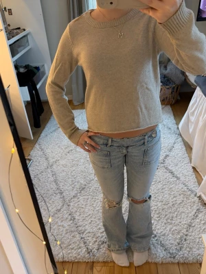beige stickad tröja  - helt vanlig stickad tröja men jag har klippt den kortare längst ner för att göra den kortare och från grunden en tröja från Vila 