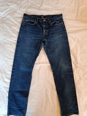 A.P.C. blåa jeans, storlek 31 - Oanvända! Snygga mörkblå jeans från A.P.C. med raka ben i modellen New Standard. 100% bomull, ingen stretch, storlek 31. Perfekta för dig som gillar en tidlös och clean stil.