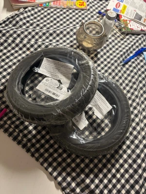 Vacumdäck Elsparkcyckel 60/70-6,5 10 tum - Säljer två svarta Vacumdäck till Ninbot Elsparkcyckel fortfarande inplastade. Däcken är av slitstarkt gummi och har tydligt mönster för bra grepp. Perfekt om du behöver byta ut slitna hjul på din Elsparkcyckel. 