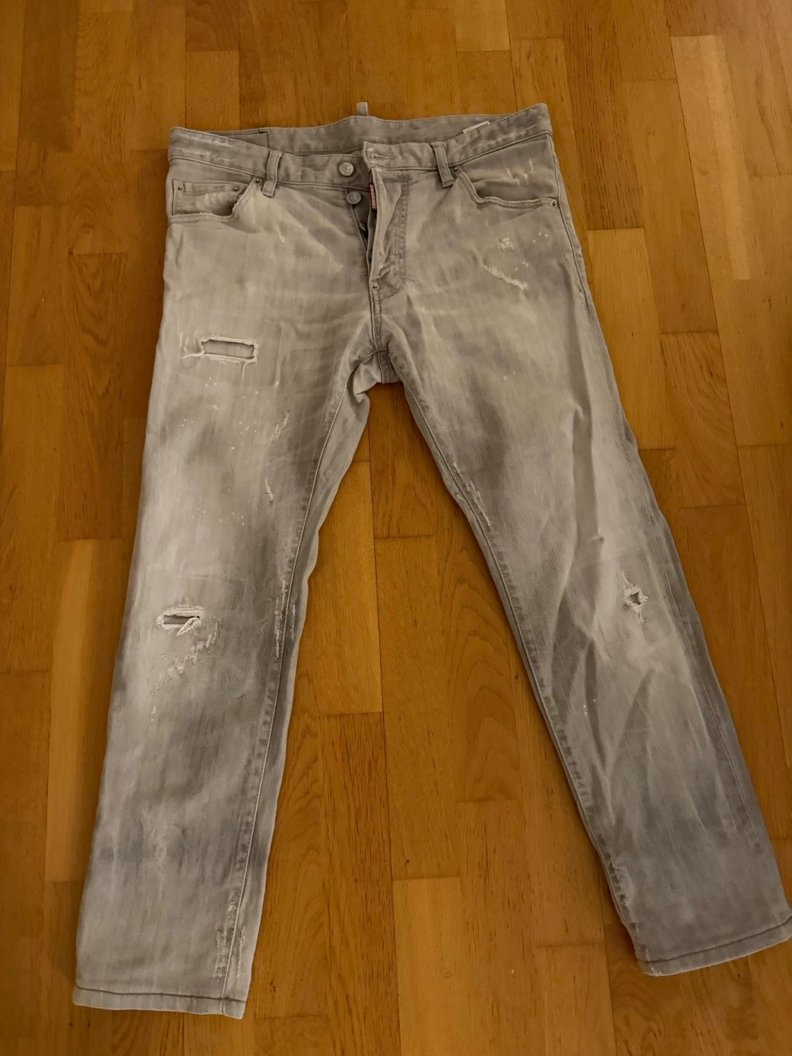 Grå slitna jeans med raka ben