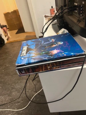 Xbox o handkontroll Fortnite Edition - Säljer en Xbox o handkontroll med Fortnite-tema. Ena Kontroll knappen är lite bränd men påverkar inte användningen. Och Fortnite tapet har lossnat i mitten typ men påverkar inte användningen. Du kan välja att ta bort om du nu vill