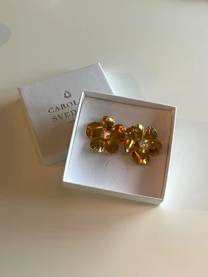 Caroline Svedbom Örhängen  - ”Anemone Earrings Crystal Gold” från Caroline Svedbom. Använda Max 2 gånger! Nypris 995kr 🌸💕
