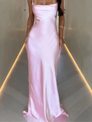 Ljusrosa långklänning i satin - Såå fin långklänning med öppen rygg. Perfekt nu till balen🥰🥰 