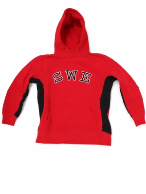 Röd hoodie med SWE-tryck - Röd hoodie med svart panel längs sidorna och ärmarna samt stor huva. På bröstet står det 'SWE' i stora bokstäver. Perfekt för dig som vill sticka ut och visa stil. Skön och avslappnad passform.