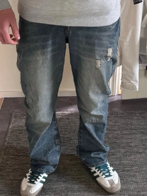 Flared Jeans - Hej, säljer ett par riktigt feta flared jeans som är nya ur förpackningen, varför jag säljer dom direkt är pågrund av att dom var för små i midjan, men själva byxan och allt annat var super snyggt, hör av dig vid fler funderingar. 
