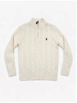 Vit kabelstickad tröja Polo Ralph Lauren - Kabelstickad vit tröja från Polo Ralph Lauren med halv dragkedja och ribbade muddar. Klassisk logga broderad på bröstet. Perfekt till kyliga dagar och enkel att matcha med olika outfits.