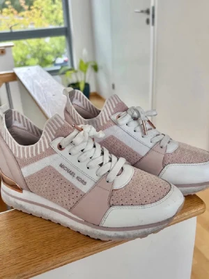 Michael Kors rosa och vita sneakers - Michael Kors sneakers💕 endast använda ett fåtal gånger. Har inte rengjort dem på utsidan men med en snabb tvätt kan de nog se ännu snyggare och nyare ut☺️Nypris 900kr