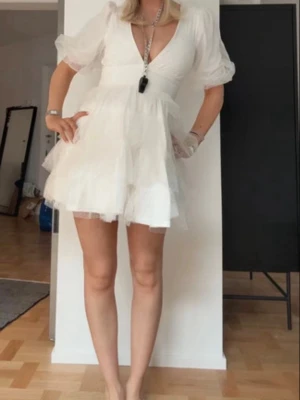 Vit klänning  - Säljer nu min super fina student klänning som endast är använd en gång 🤍INGA FLÄCKAR ELLER DEFEKTER!   Från lulus 