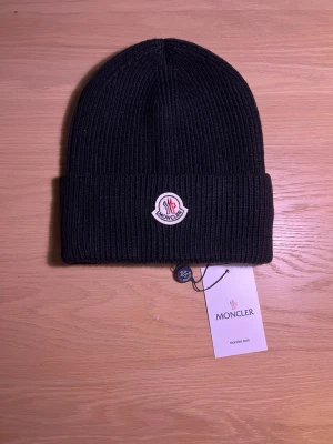 Moncler mössa - Svart Moncler Mössa.