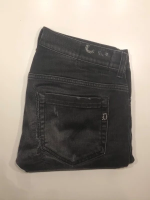 Dondup George 👖 - Säljer ett par mörkgråa/svarta Dondup jeans! Storlek: W31, modell: George, nypris: 3000kr, mitt pris: 499kr. De har slitningar och lite små hål, bara snyggt enligt mig, men de är använda och är i bra skick, jag diskuterar gärna priset!