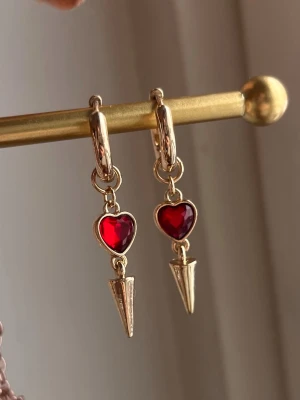 2 örhängen Bow19details - Jätte vackra örhängen från bow19details som inte kommer till användning! I rostfritt stål och jätte bra skick, nypris för båda är 260kr😚