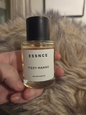ESSNCE Fizzy Mango Eau de Parfum - ESSNCE Fizzy Mango. Se bild för mängd. Katt finns i hemmet.