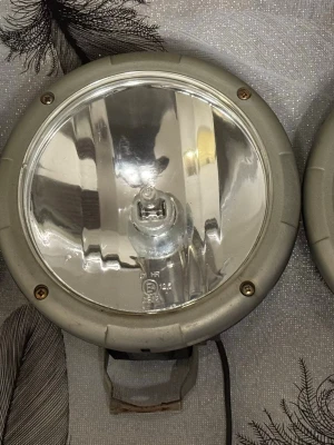 Runda extraljus till bil - Säljer två runda extraljus med grå ram och klar reflektor. Lamporna har metallfäste undertill för enkel montering och passar perfekt för dig som vill ha bättre belysning på bilen. Klassisk design och robust material.