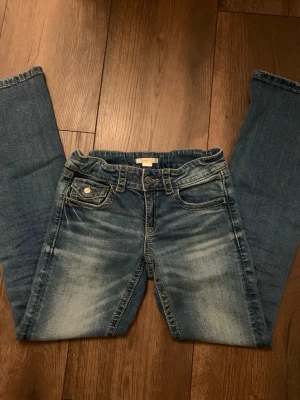Ginatricot jeans - Jag säljer ett par utsvängda blåa jeans från Ginatricot. Byxorna har fina fick detaljer där bak. Priset kan diskuteras!💕