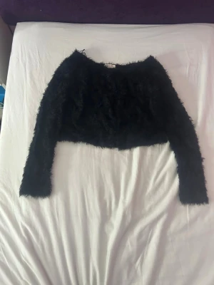 Stickad kofta  - Säljer en stickad kofta med typ päls. Perfekt till både vardagen och lite finare tillfällen.