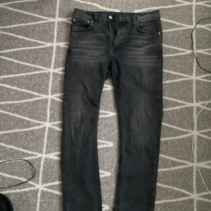 Nudie jeans - Schyssta grå/svarta snygga nudie jeans. Det står storlek 29 32 men är egentligen 28/30.  Pris är ej hugget i sten, så kom med förslag