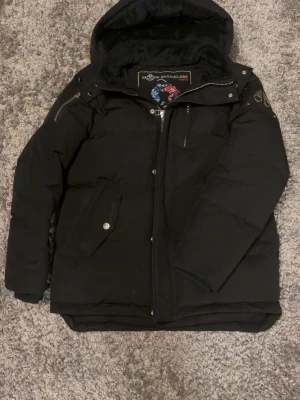 Moose knuckles jacka - De är storlek XL i ungdom men passar mer som XS herr vuxen storlek 