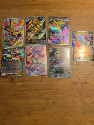Pokémonkort holografiska samlarkort - Säljer ett set med åtta holografiska Pokémonkort med färgstarka motiv och glansig finish. Bland korten finns Mega Kangaskhan EX, Exeggcute och flera andra populära Pokémon. Perfekt för dig som vill utöka din samling eller byta med vänner.