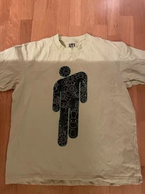 billie eilish tröja - billie eilish merch tröja köpt för flera år sen, nu svår att få tag i. pris kan diskuteras, är i M