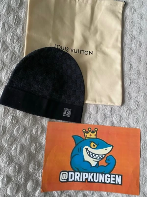 Svart LV Mössa - Svart mössa i ull från Louis Vuitton, Dustbag medföljer 