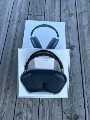 Airpodsmax - Midnight blue  - Säljer dessa airpods max i färgen midnight blue. Skicket är mycket fint. Allt på bilden ingår, laddaren har jag tyvärr tappat bort. Skriv vid fler frågor eller bilder