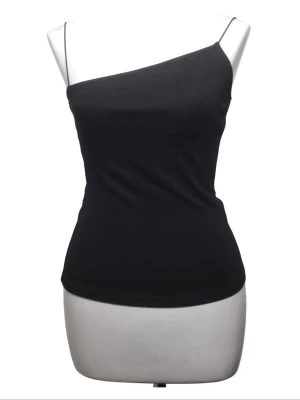 Svart oneshoulder topp - Snygg svart oneshoulder topp med smal axelrem på ena sidan. Tidlös och enkel design som passar perfekt till jeans eller kjol. Tillverkad i mjukt material som sitter skönt mot kroppen. Perfekt för dig som vill ha en stilren och trendig look.