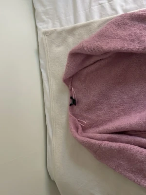 Ljusrosa stickad tröja Lindex i - Mysig ljusrosa stickad tröja från Gina Tricot. Tröjan har en avslappnad passform, långa ärmar och är gjord i ett mjukt, fluffigt material. Perfekt för att hålla värmen under kyliga dagar. Använd 2-3 gånger. Nypris 400kr och jag säljer för 150kr.