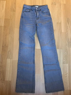 Full length flare petite jeans - Ett par gråa full length flare petite jean från Gina tricot i storlek 32. 