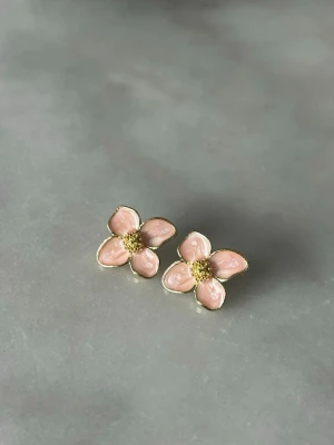 Rosa blomformade örhängen - Söta örhängen i form av blommor med fyra ljusrosa kronblad och guldfärgad kant. Mitten av blomman har små guldfärgade detaljer som ger extra glans. Perfekta för dig som vill ha en feminin och lekfull accessoar till din stil.