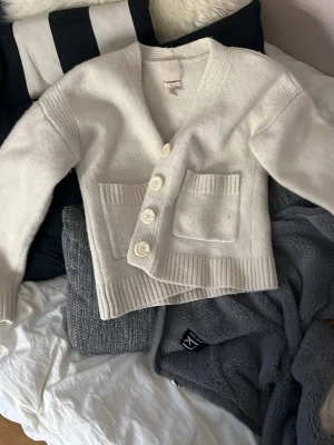 Vit kofta  - Snygg vit kofta inprincip aldrig använd 💕