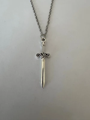 Halsband svärd  - Halsband som inte är i äkta silver/guld. Kedja är oftast 50cm men kan ibland komma i 45cm. Kedja är rostfritt stål, berlock oftast i zinklegering men kan även det i vissa fall vara rostfritt stål. Be gärna om mått på berlock om detta är viktigt då bilderna är missvisande när det gäller hur stora dom är! 🌹❤️  Allt är nytt.  Bud accepteras inte 🥰🌹