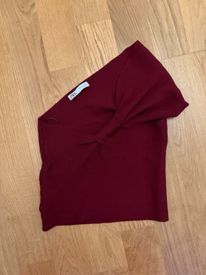 Vinröd oneshoulder topp från Zara - Trendig vinröd oneshoulder topp från Zara, Oanvänd i storlek S men passar också M💕