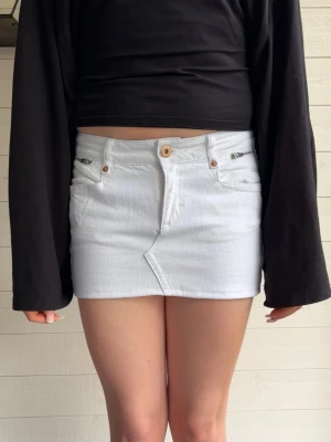 Vit jeanskjol - Superfin jeanskjol som vi sytt av ett par vintage jeans, den är i jättefint skick. 
