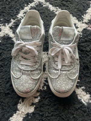 Silvriga Valentino Flycrews - Älskar dessa men säljer då de tyvärr inte passar💖några nitar har åkt av på hälen (se sista bild) Buda gärna om ni är intresserade!! 