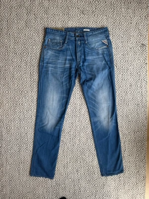 Replay Anbass jeans - Replay jeans - Modell: Anbass - Storlek: W33/L32 - skick: 9/10 - Nypris runt 2000kr Bara att höra av sig vid minsta fundering!🤩