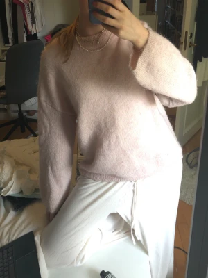 Snygg rosa tjocktröja - Säljer den här rosa mohair tröjan från Kappahl för att jag inte använder den, den är perfekt kondition och perfekt på en sommarkväll💗