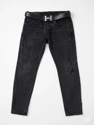 Svart/gråa dondup Jean men feta slitningar‼️ - Säljer ett par svarta dondup jeans med slitningar och hål på benen. Jeansen har fem fickor. Snygga med feta slitningar‼️